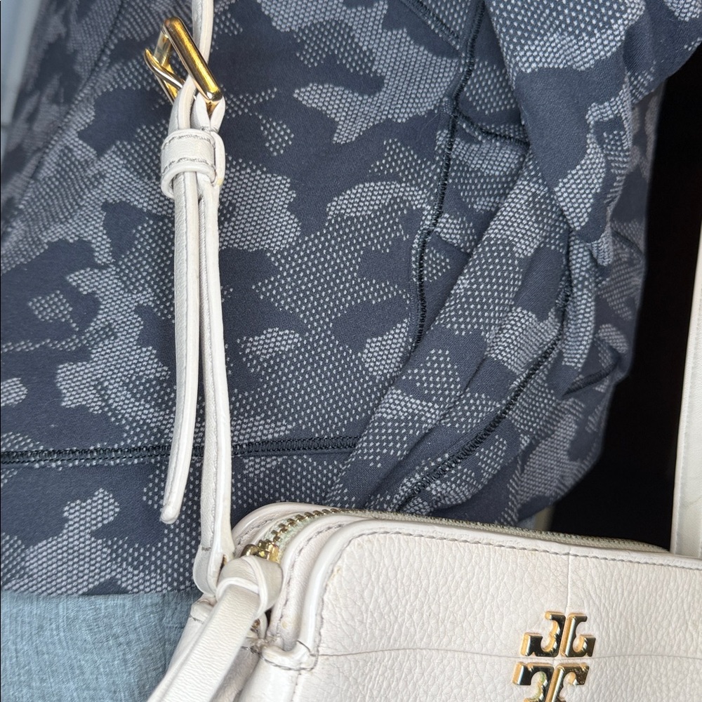 Tory Burch like new condition leather light blush Crossbody. Gold hardware. - Picture 5 of 12